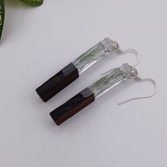 Wood And Floral Resin Earring - Picture 4 of 5